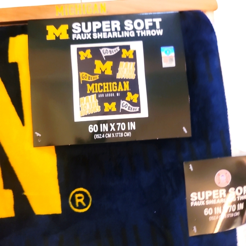 Michigan Super Soft  Faux Shearling Throw - Picture 4 of 4